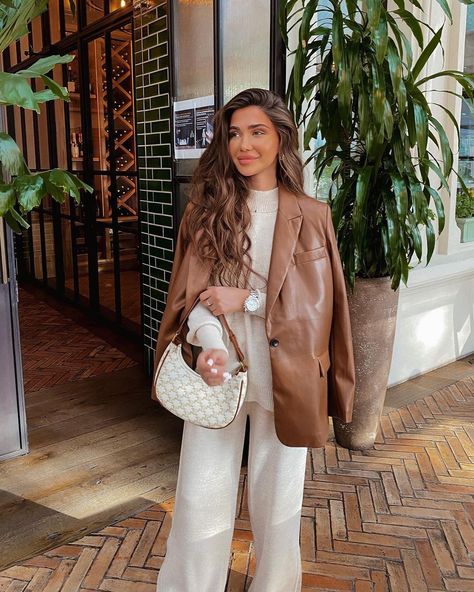 Brown Blazer Work Outfit, Brown Blazer Outfits For Women, Brown Blazer Outfit, Head Scarf Styles, Outfit Primavera, Hijabi Fashion Casual, London Outfit, Leather Jacket Outfits, Fashion Business Casual