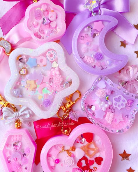 Resin shakers glitter kawaii resin epoxy Cute Resin Charms, Resin Charm Ideas, Resin Shaker Charm, Resin Shaker Keychain, Shaker Resin, Kawaii Keychains, Resin Kawaii, Diy Resin Phone Case, Diy Resin Keychain