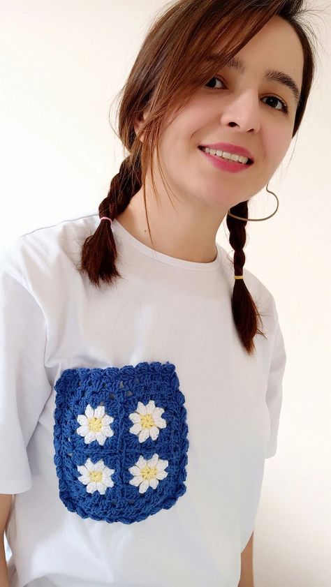 Crochet Flowers On Clothes, Crochet Pocket On Shirt, Shirt With Crochet Detail, Crochet Sleeves On Tshirt, Crochet On Tshirt, Crochet Flower Shirt, Tshirt With Crochet Applique, Crochet Tee Shirt, Blanket Crochet Ideas