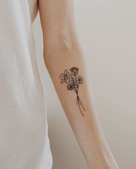 SaltandInk on Instagram: “Flowers to represent each member of the family 💛 loved doing this piece!” Family Representation Tattoos, Tattoos That Represent Family, Tattoos Representing Family, Tulip Tattoo, Instagram Flowers, Up Tattoos, Family Tattoos, Inspirational Tattoos, Tattoo Art