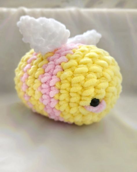 ITS BEE TIME 🐝🎀 I tried with yellow and pink SO THIS is PINKY BEE 🥹 I love this bee I made so much it's really cute ⭑⭒⭒ If you would like to buy my handmade plushie message me ᡣ𐭩 Bee details ᝰ.ᐟ > medium size ( 14cm length, 9 cm width ) ⭑⭒⭒ 💌 tags ୨ৎ #crochet #crochetaddict #crochetlove #plushie #bee Crochet Bee Different Colors, Pink And Yellow Crochet, Handmade Plushies, Small Bees, Crochet Bee, Aesthetic Crochet, Crochet Circles, Fun Crochet, Crochet Fashion Patterns