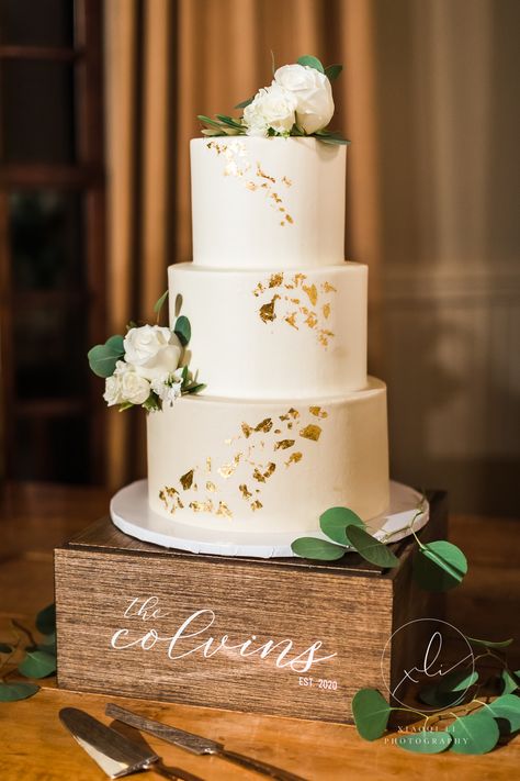 Wedding Cake Gold Flakes, Gold Flakes On Cake, Monochromatic Wedding Cake, Gold Flake Wedding Cake, Ivory And Gold Wedding Cake, White Cake With Gold Flakes, White And Gold Wedding Cake Elegant, Wedding Cake With Gold Flakes, Cake With Gold Flakes