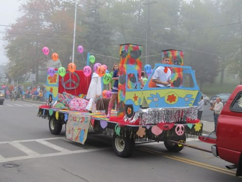 70s Theme Homecoming, Hoco Floats, Parade Float Theme, Homecoming Float Ideas, Halloween Scooby Doo, Run Through Signs, School Event Ideas, Homecoming Floats, Parade Float Ideas