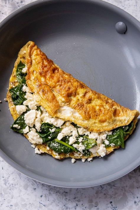 Omelette Healthy, Feta Omelette, Healthy Desayunos, Spinach Omelette, Plats Weight Watchers, Spinach Feta, Healthy Food Dishes, Healthy Food Motivation, Healthy Lifestyle Food