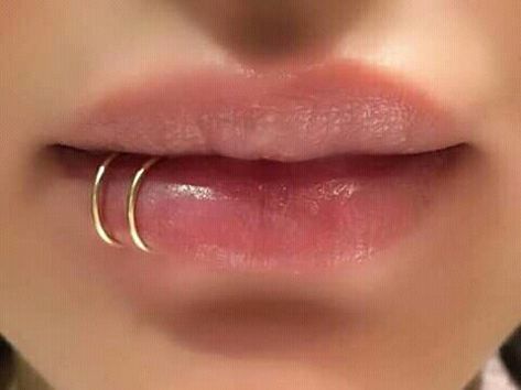 Lip Piercings Spider Bites, Percinings Lip, Spider Bites Piercing Aesthetic, Gold Lip Ring, Piercing Cara, Lip Percinings, Gold Lip Piercing, Piercing Labret Lateral, Double Lip Piercing