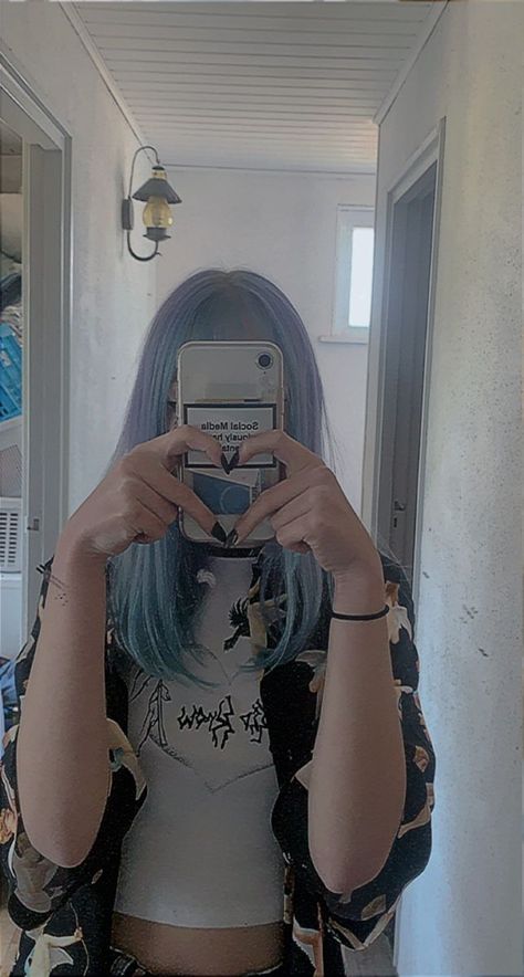 Mirror Heart Selfie, Alt Mirror Pics, Mirror Selfie Heart Hand, Poses With Phone In Hand, Alt Selfie Poses, Phone Selfie Pictures, Phone Mirror Selfie Aesthetic, Mirror Selfie Drawing Reference, Mirror Selfie Reference