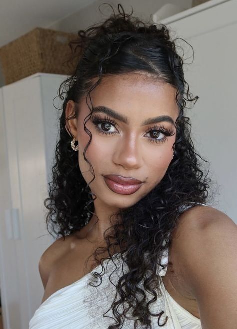 Curly Hair Ponytail Styles Wedding, Hoco Hair Curly, Hoco Hairstyles For Curly Hair, Curly Hair For Wedding Guest, Formal Half Up Half Down, Wedding Hairstyles Curly Hair, Curly Hairstyles Prom, Formal Curly Hairstyles, Curly Hair Half Up Half Down