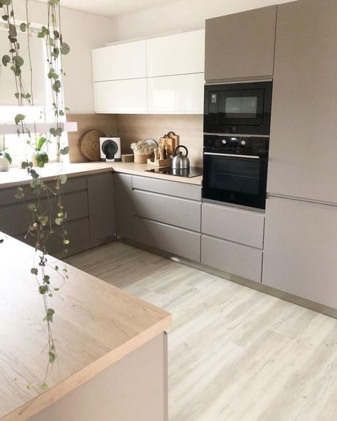 White And Wood Interior Design Modern, Kitchen Interior Wooden Floor, Wooden Flooring Kitchen Modern, Kitchen Design With Wooden Floor, White And Wooden Kitchen Modern, Light Colours Kitchen Ideas, Wooden Worktop Kitchen Modern, Wooden Kitchen Aesthetic, Neutral And Wood Kitchen