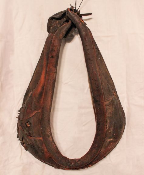 An old plain horse collar. Antique Horse Decor, Horse Collar Wreaths, Horse Collar Ideas, Horse Harness Decor Ideas, Horse Collar Decor Ideas, Equine Decor, Headstalls For Horses, Horse's Neck, Diy Techniques And Supplies