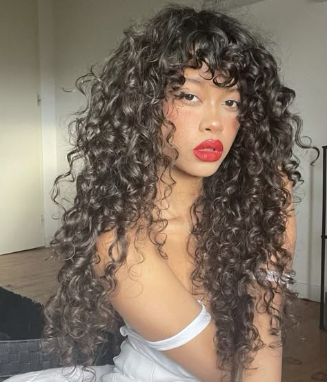 Edgy Long Curly Haircuts, Curly Haircuts For Diamond Face Shape, Curly Long Hair With Bangs And Layers, Butterfly Haircut Long Hair Curly, Long Hair Bangs Curly, Curly Curtain Bangs 3b, Bangs With Long Hair Curly, Curly Hair Classy Hairstyles, Long Shag Curly Hair Curtain Bangs