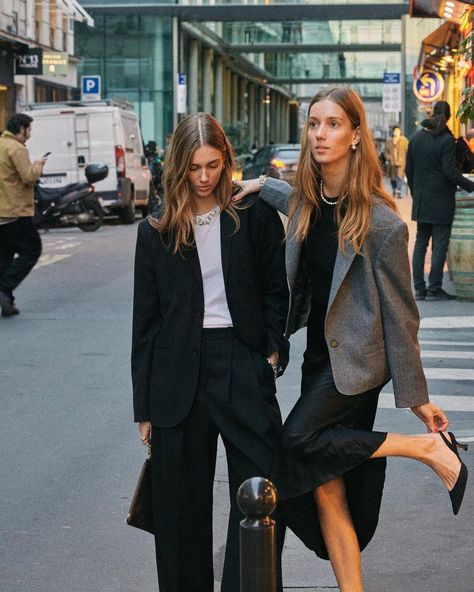 Olsen Twins Style, Twin Models, Olsen Twins, Minimalist Wardrobe, Looks Chic, 가을 패션, Tailored Shirts, Street Style Outfit, Minimal Fashion