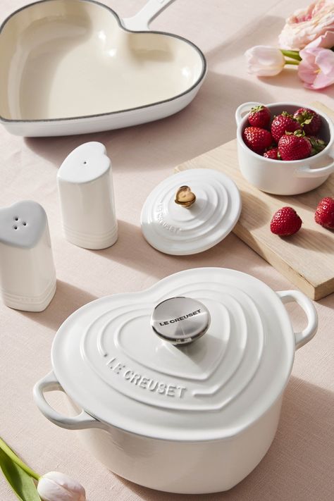 There are so many ways to celebrate love—no red or pink required! Wrap your loved one or yourself in a world of layered, luxe neutrals to love forever. Always in style, White earns a prominent spot in Le Creuset’s Hearts Collection for its year-round versatility. Because neutrals make a subtler statement, a cookware piece in an unexpected shape—such as a heart—can really turn up the charm even after V-Day is long past. White Le Creuset, Le Creuset White, Photography Reference, Kitchen Photography, Le Creuset Cookware, Pinch Bowls, Wood Serving Board, London Flat, Valentine's Day Recipes