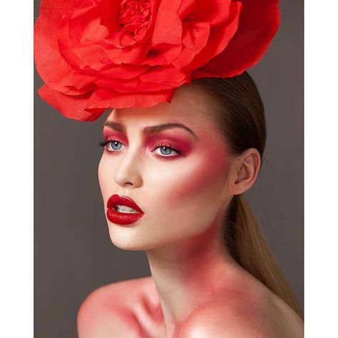 Red contours makeup editorial Makeup Ideas Photoshoot, Glam Bride Makeup, Rouge Makeup, Arte Aries, Monochromatic Makeup, Devil Makeup, Ideas For Makeup, Makeup Editorial, Makeup Ojos