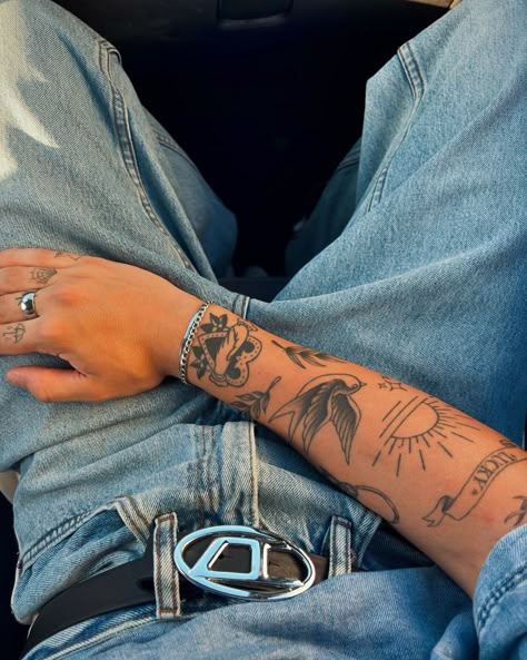 👾 Tattoo Ideas Old School, Word Tattoos For Men, Dream Bored, Fist Tattoo, Diesel Belt, Patchwork Tattoos, Old School Tattoos, Etching Tattoo, Hair Cut Guide