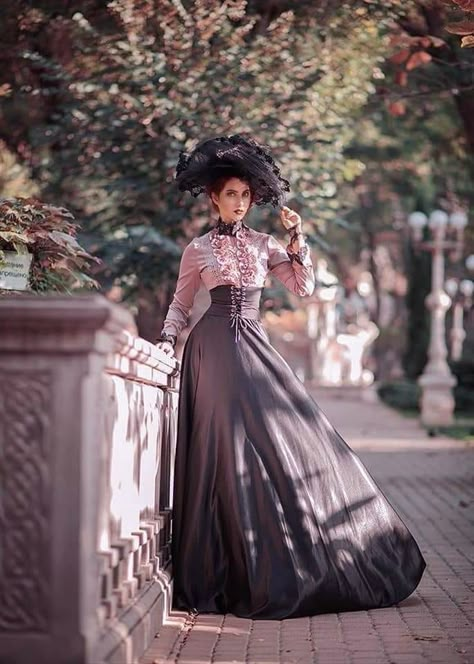 English Outfit, High Low Ball Gown, Victorian Era Dresses, Victorian Costume, Fashion Corner, Edwardian Dress, Victorian Clothing, Victorian Women, Historical Costume