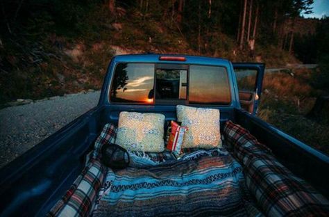 Date night in the bed of the truck. Star gazing and hot chocolate Funny Dreams, Truck Bed Date, Dating Funny, Truck Bed Camping, Dream Dates, Pick Up Truck, Cute Date Ideas, Dream Date, Summer Bucket Lists