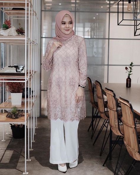 Raden Nita Nurul “mama Nta” di Instagram "Terlalu sukaaa sama Alana tunic nya @lr.clothe 😍💗 Warna nya cantik dan bahan nya baguus beb.. ada versi untuk non hijab nya jg.." Brokat Atasan, Tunik Hijab Style, Mix And Match Outfits Hijab, Ootd Lebaran, Kebaya Modern Dress, Hijab Dress Party, Muslimah Wedding Dress, Gamis Dress, Dress Pesta