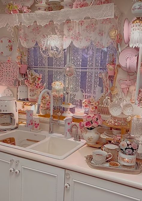 Pink Girly House, Diy Coquette Decor, Vintage Pink House, Cluttered House, Pink House Interior, Girly House, Pink Farmhouse, Coquette Decor, Pretty Room