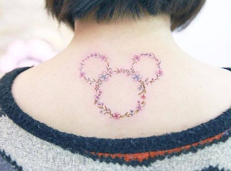 Flower Mickey Mouse tattoo on the upper back. Classic Disney Tattoos, Wolf Sketch Tattoo, Arlo Tattoo, Tattoos Pequeños, Mickey Tattoo, Mouse Tattoo, Illustrative Tattoos, Mickey Mouse Tattoo, Disney Tattoo Ideas