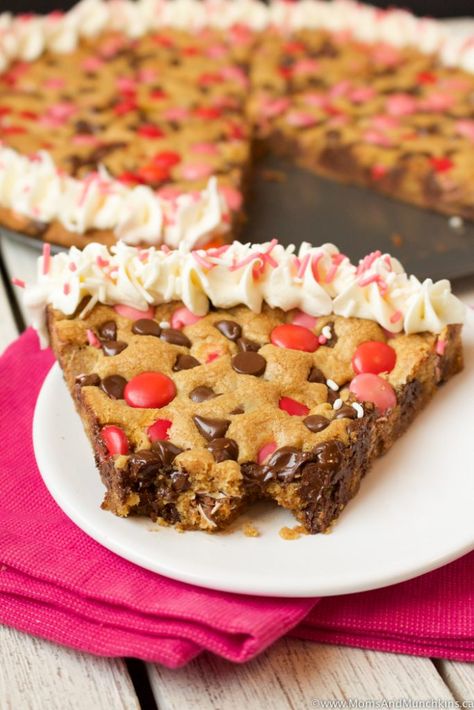 Chocolate Chip Pizza, Cookie Pizza Recipe, Chocolate Chip Cookie Pizza, Valentine's Desserts, Dessert Pizza Recipes, Salty Cookies, Cake Kids, Pizza Cake, Cookie Pizza