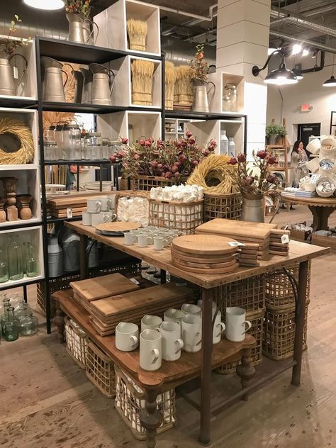 Retail Home Decor Display, Kitchen Store Display, Visual Merchandising Displays Table, Boutique Table Display, Shop Table Display, Rustic Boutique Ideas, Gift Shop Displays, Shop In Shop, Display Visual Merchandising