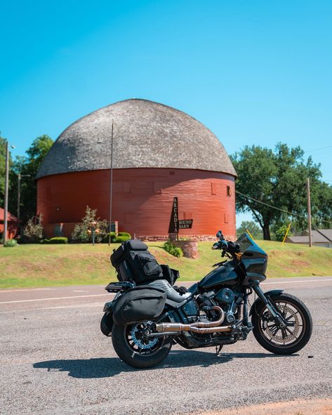 Oklahoma is SO underrated. It’s been a while since my travels have brought me through the Sooner State, but this past weekend I got to spend two days riding through the state visiting some of my favorite places and experiencing new ones. Here was my itinerary 👇 Day One: Texas to OKC 💦 Turner Falls: the highest waterfall in Oklahoma! You can pay to get in to the property and go swimming or you can view the falls for free from the overlook on 77. 🥧 Arbuckle Mountain Fried Pies: this has been ... Oklahoma Waterfalls, Turner Falls, Fried Pies, Sweet Pies, Go Swimming, Second Day, Oklahoma, Favorite Places, Texas