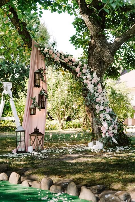 Bohemian Backyard Wedding, Elegant Backyard Wedding, Bohemian Backyard, Planning A Small Wedding, Small Backyard Wedding, Backyard Reception, Elegant Wedding Venues, Outdoor Wedding Decorations, Outdoor Wedding Ceremony