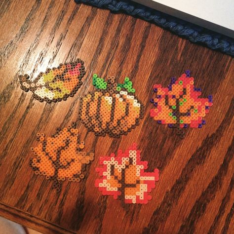 Mini perler bead fall pieces. Maple Leaf Perler Beads, Perler Bead Fall Leaves, Thanksgiving Perler Bead Patterns, Fall Perler Beads, Fall Perler Bead Patterns, Fall Templates, Mini Perler Beads, Melt Beads Patterns, Perler Creations