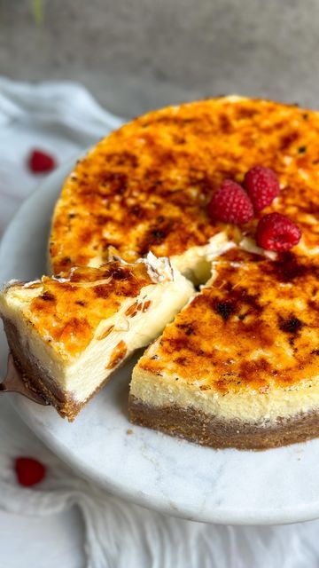 Creme Brulee Cheesecake Recipe, Brulee Cheesecake, Creme Brulee Cheesecake, Brulee Recipe, Baked Cheesecake Recipe, Classic Cheesecake, Best Cheesecake, Caramelized Sugar, Cheesecake Filling