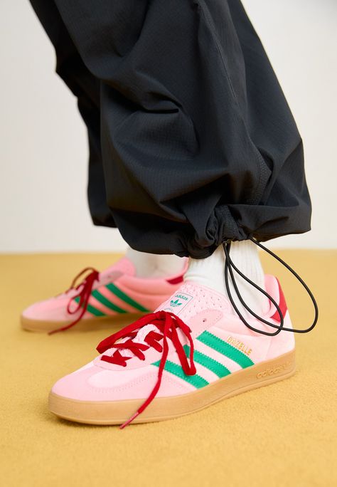 Adidas Pink Gazelle, Pink Gazelles, Pink Trainers, Adidas Originals Gazelle, Baskets Adidas, Adidas Pink, Pink Adidas, Outfit Inspo Fall, Adidas Gazelle