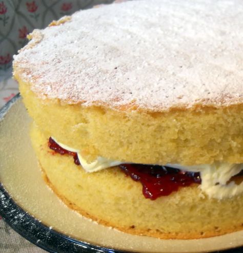 The English Kitchen: Traditional Victorian Sandwich Cake Victorian Sponge Cake, Victorian Sponge, Best Lemon Cake Recipe, Gingerbread Tea, Victoria Sandwich Cake, Cake Receipe, Victoria Sponge Cake, The English Kitchen, Lemon Cake Recipe