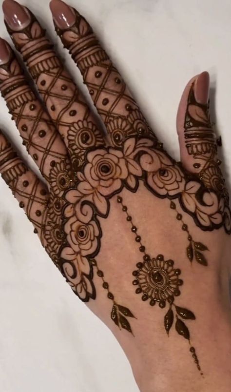 Pretty Henna Designs Unique, Mehendi Designs For Hands Unique, Hand Mahendi, Front Mehndi, Beautiful Simple Mehndi Design, Short Mehndi Design, Front Mehndi Design, Pretty Henna, Unique Mehndi