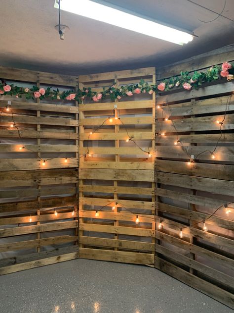 Sweet Sixteen Photo Backdrop, Birthday Photo Wall Backdrop, Country Sweet 16, Western Dance, Pallet Boxes, Diy Photo Backdrop, Light Backdrop, Prom Decor, Pallet Wall