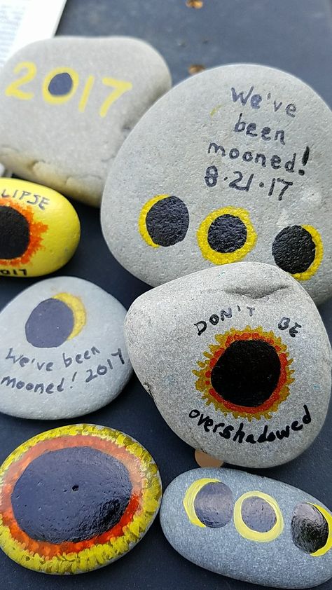 2017 Eclipse Rocks we designed #makekindnessrocks #thekindnessrocksproject Eclipse Painted Rocks, Eclipse Rocks, Eclipse Party, 2024 Eclipse, Solar Eclipse 2017, Painted Rocks Diy, Painting Rocks, Kindness Rocks, Rock Painting Art