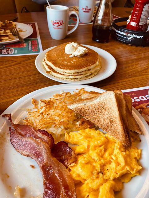 Denny’s Denny’s Restaurant, Denny's Aesthetic, Dennys Breakfast, Desayunos Aesthetic, American Pizza, Movie Aesthetic, Chill Photos, Coffee Breakfast, Food Goals