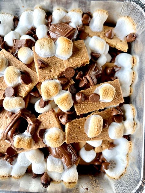 S'mores Nachos S’mores Nachos, Desert Nachos, Smores Nachos, Nachos Oven, Nachos In Oven, Mexican Shredded Beef, Campfire S'mores, Chocolate Graham Crackers, Sweet Heat