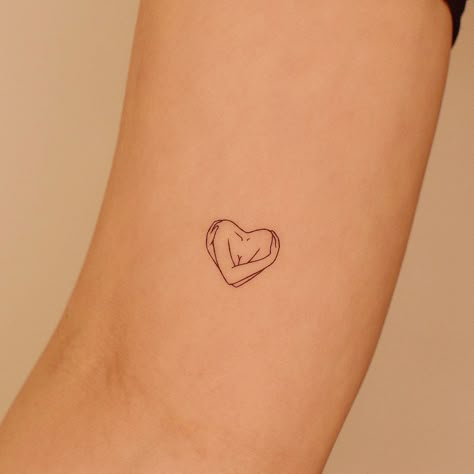 35 Simple and Small Tattoos for Women - Flymeso Blog Small Heart Tattoo, Small Feather Tattoo, Small Tattoos For Women, Tattoo 2024, Small Heart Tattoos, The Best Tattoos, Self Love Tattoo, Wire Knitting, Small Pretty Tattoos