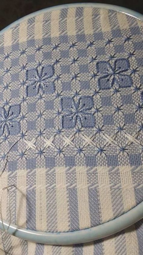 Chicken Scratch Patterns, Swiss Embroidery, Gingham Embroidery, Chicken Scratch Embroidery, Swedish Weaving, Girl Scout Crafts, Mini Album Tutorial, Chicken Scratch, Crochet Fabric