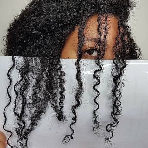 Everything you need to find your curly hair type and curl pattern. Are you 3a, 3b, 3c, 4a, 4b, 4c or all of them? Find out here! 3c Curly Hair, 4a Natural Hair, 3b Hair, Different Types Of Curls, 4b Hair, Different Curls, Curly Hair Types, Hair Specialist, Type 4 Hair