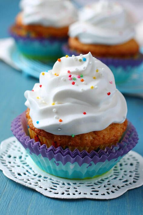 Best White Icing Ever - Made with confectioners' sugar, shortening, water, vanilla extract, corn syrup or water | CDKitchen.com Funfetti Cupcake Recipe, White Frosting Recipes, Whip Frosting, Ww Sweets, Fluffy White Frosting, Gluten Free Cupcake Recipe, Week Meals, Ww Food, Funfetti Cupcakes