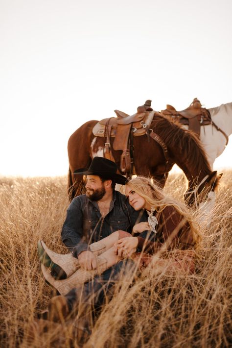 Couple Horse Photography, Horse Engagement Photos, Horse Wedding Photos, Western Engagement Pictures, Western Photoshoot Ideas, Western Engagement Photos, Horse Couple, Farm Engagement Photos, Western Weddings