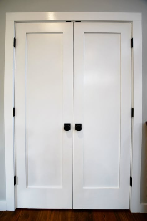 Simple, clean lines, white wooden, single panel doors with sleek black hardwood. Blending Modern and Farmhouse styles in this mid-century modern Catskill Farms ranch home. Mid Century Modern Door Trim, Single Panel Shaker Doors Interior, White Doors With Black Hardware, White Interior Doors With Black Hardware, Single Panel Interior Doors, Mid Century Interior Doors, Modern Interior Doors, Modern Door Trim, Black Entry Doors