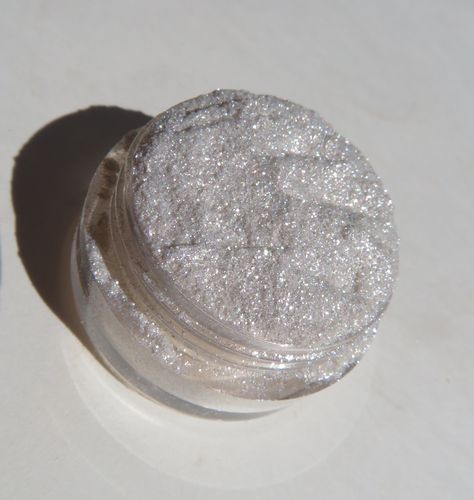 White Glitter Eyeshadow, Fangs Makeup, Drew Barrymore Makeup, Makeup Ingredients, Eye Glitter, Fav Products, Makeup Highlighter, Loose Pigments, Mineral Eyeshadow