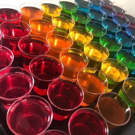 Rainbow jelly shots 🌈 Rainbow Cocktail Party, Rainbow Hens Party, Halloween Jelly Shots, Pride Themed Party, Rainbow Jello Shots, Vodka Jelly, Monochrome Party, Rainbow Shots, Jello Cups