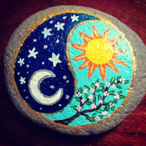 25 Likes, 3 Comments - Your Garden Rocks (@yourgardenrocks) on Instagram: “Yin and yang #rocks #rockpainting #paintedrocks #stonecanvas #gardenrocks #gardenart #yinyang…” Garden Rocks, Rock And Pebbles, Rock Painting Ideas Easy, Rock Painting Patterns, Painting Rocks, Paint Rock, Yin And Yang, Rock Painting Designs, Stone Crafts