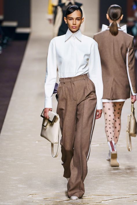 Fendi Fall 2019 Ready-to-Wear Fashion Show - Vogue Moda Paris, Catwalk Fashion, Women Fashion Edgy, Vogue Germany, Milano Fashion Week, Vogue Australia, Business Outfit, 가을 패션, Fashion Show Collection