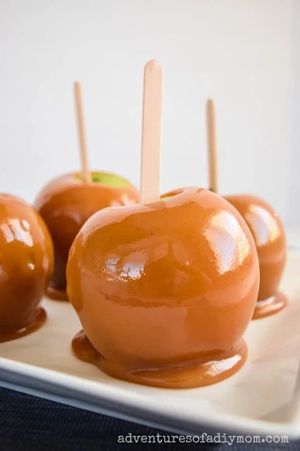 The BEST homemade caramel apples recipe! PLUS tips and tricks for caramel apples. Diy Caramel Apples Easy, Carmel Apples Recipes Easy, Candy Apple Caramel Recipe, Soft Caramel Apples, Kraft Caramel Apples, Caramel For Apples Recipe, Home Made Caramel Apples, Melting Caramel Squares, Carmel Apple Recipe Homemade