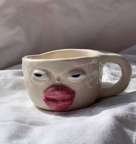 Clay Mugs With Faces, Mug With Face Ceramics, Clay Crafts Mug, Funky Ceramics Ideas, Cute Clay Mug Ideas, Funny Clay Ideas, Aesthetic Ceramic Art, Clay Cup Ideas, Face Ceramics