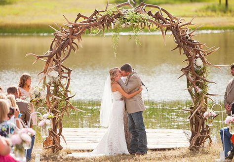 Awesome antler arch Hunting Wedding Theme, Arch For Wedding, Country Wedding Pictures, Wedding Alter, Shed Wedding, Camo Wedding Dresses, Hunting Wedding, Antler Wedding, Western Themed Wedding