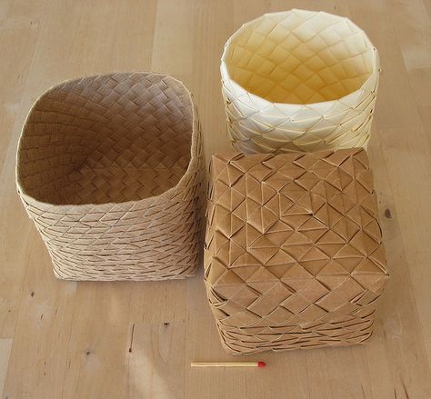 3  Paper baskets | par Freya Willemoes-Wissing Paper Flower Basket, Boho Basket Decor, Basket Upcycle, Paper Baskets, Paper Grocery Bags, Toilet Roll Craft, Boho Basket, Upcycle Crafts Diy, Basket Weaving Diy